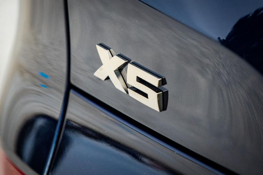Логотип BMW X5 M50i (G05) 2019 года  (NA) (фото 14 из 40)
